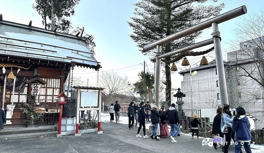 石段街上方的伊香保神社鳥居與參拜人潮景象